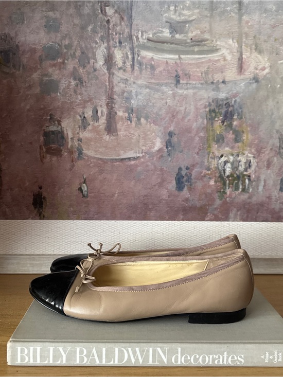 Talbots Shoes - Classic Two-Tone Leather Ballet Flats in Beige and Black - Size 8.5